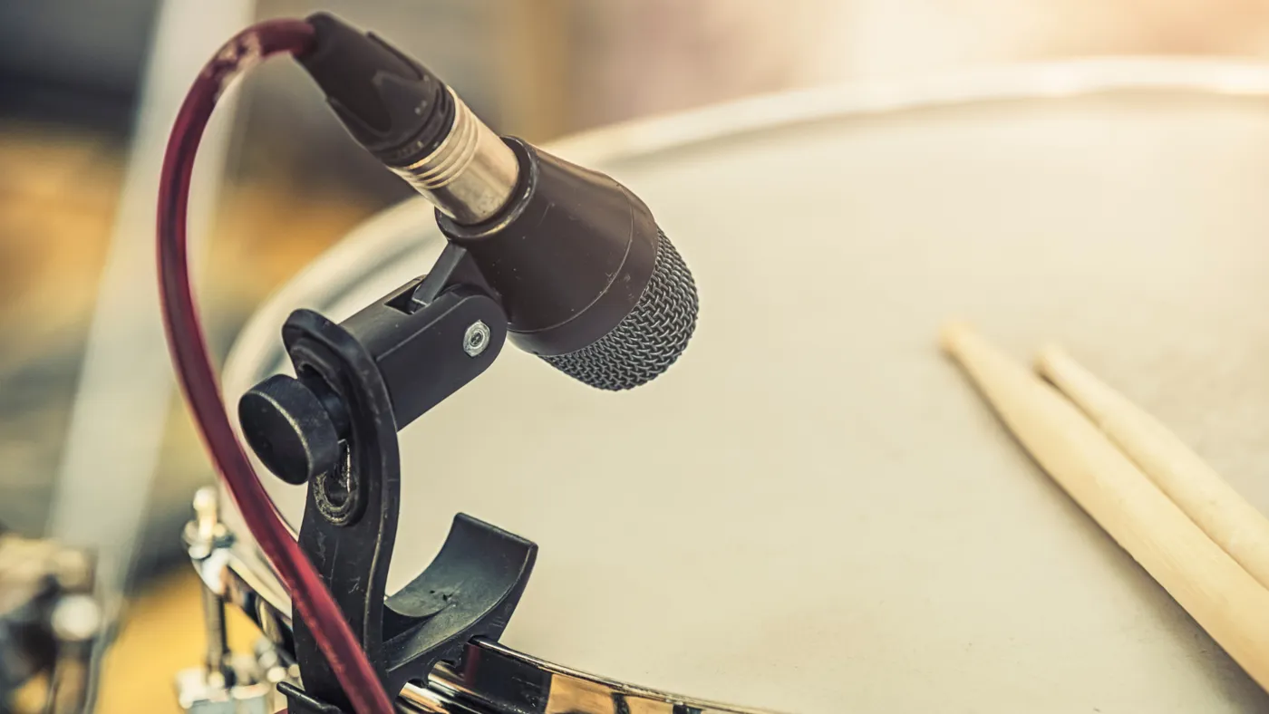 Snare mic in a holder clamped to the hoop, pointing at the center of the head