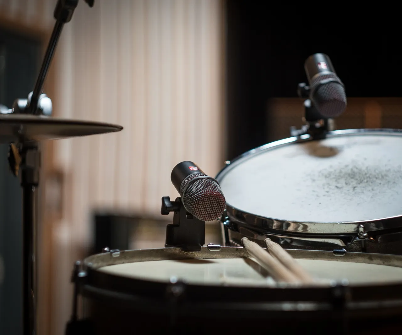 Close mics clamped to the hoops of the snare and a tom