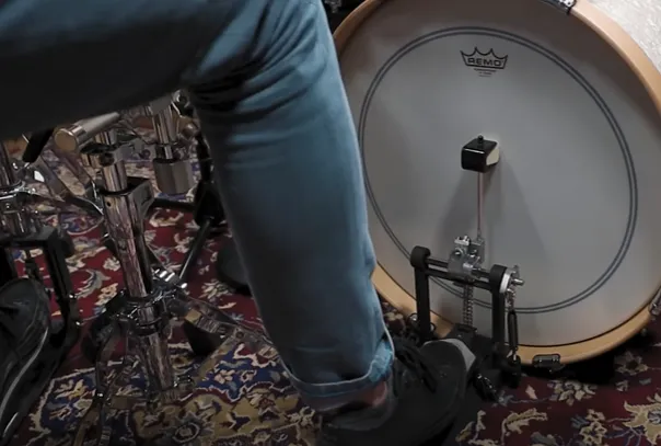 Foot on the bass drum pedal, shot from the player's point of view: distance between the pedal and the throne