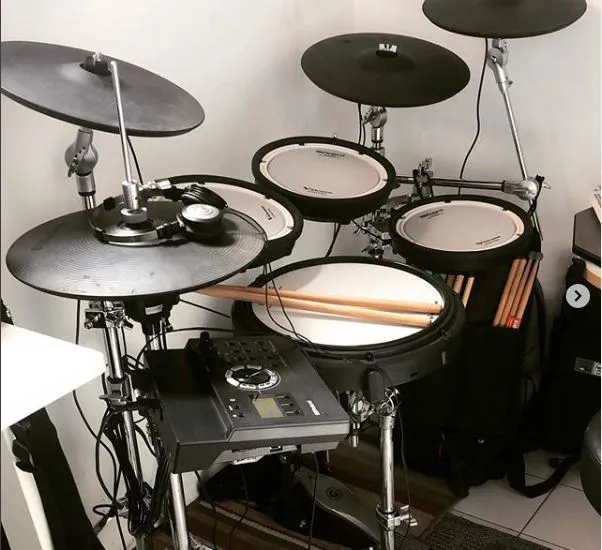 E-drum kit at home: rubber and mesh pads, cymbal pads, module and headphones