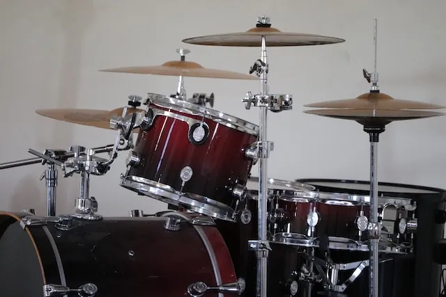 The kit's rack toms attached to tom stands in the middle of the cymbal stands